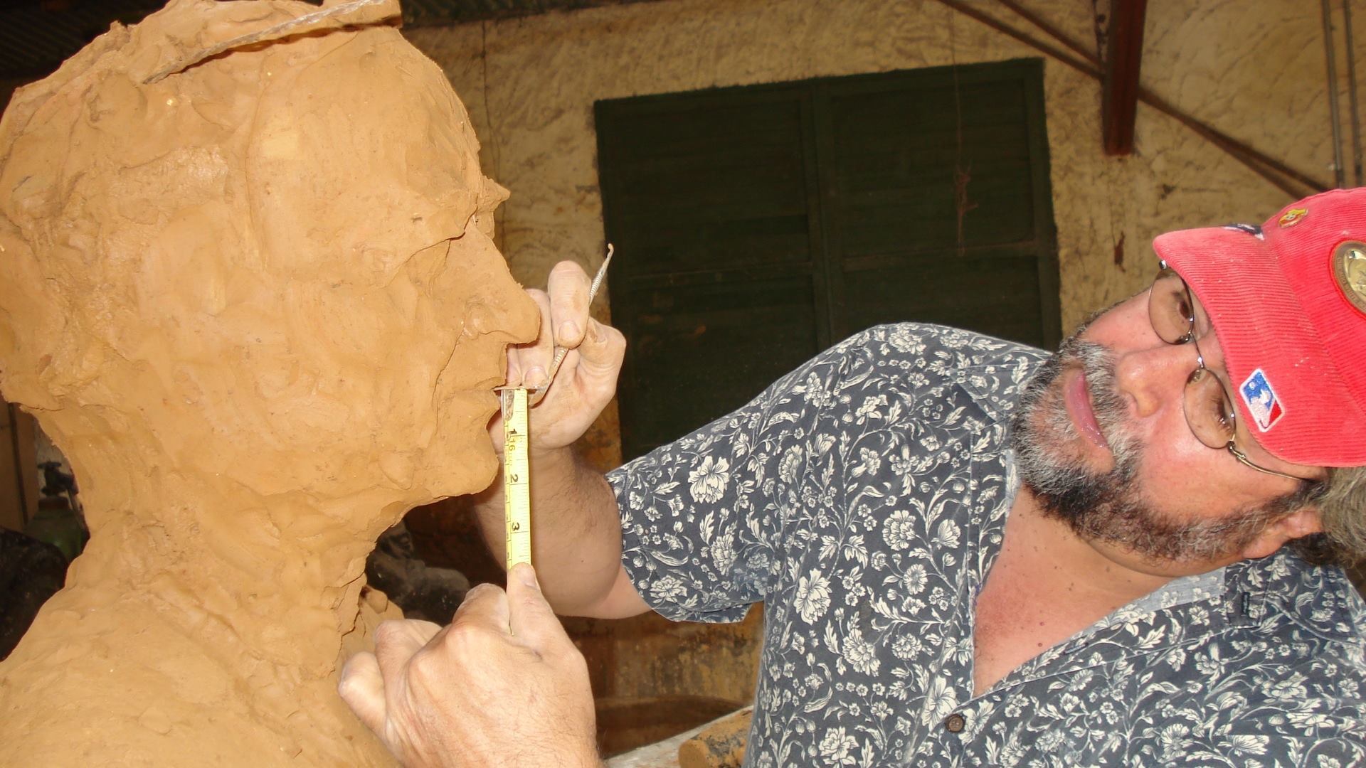En el Parque Norte de Madrid, España, hay una escultura de Juan Santamaría hecha por el escultor tico Fernando Calvo.