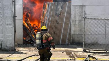 Incendio en Tibás: Bomberos luchan pero también sufren por los estragos de este siniestro