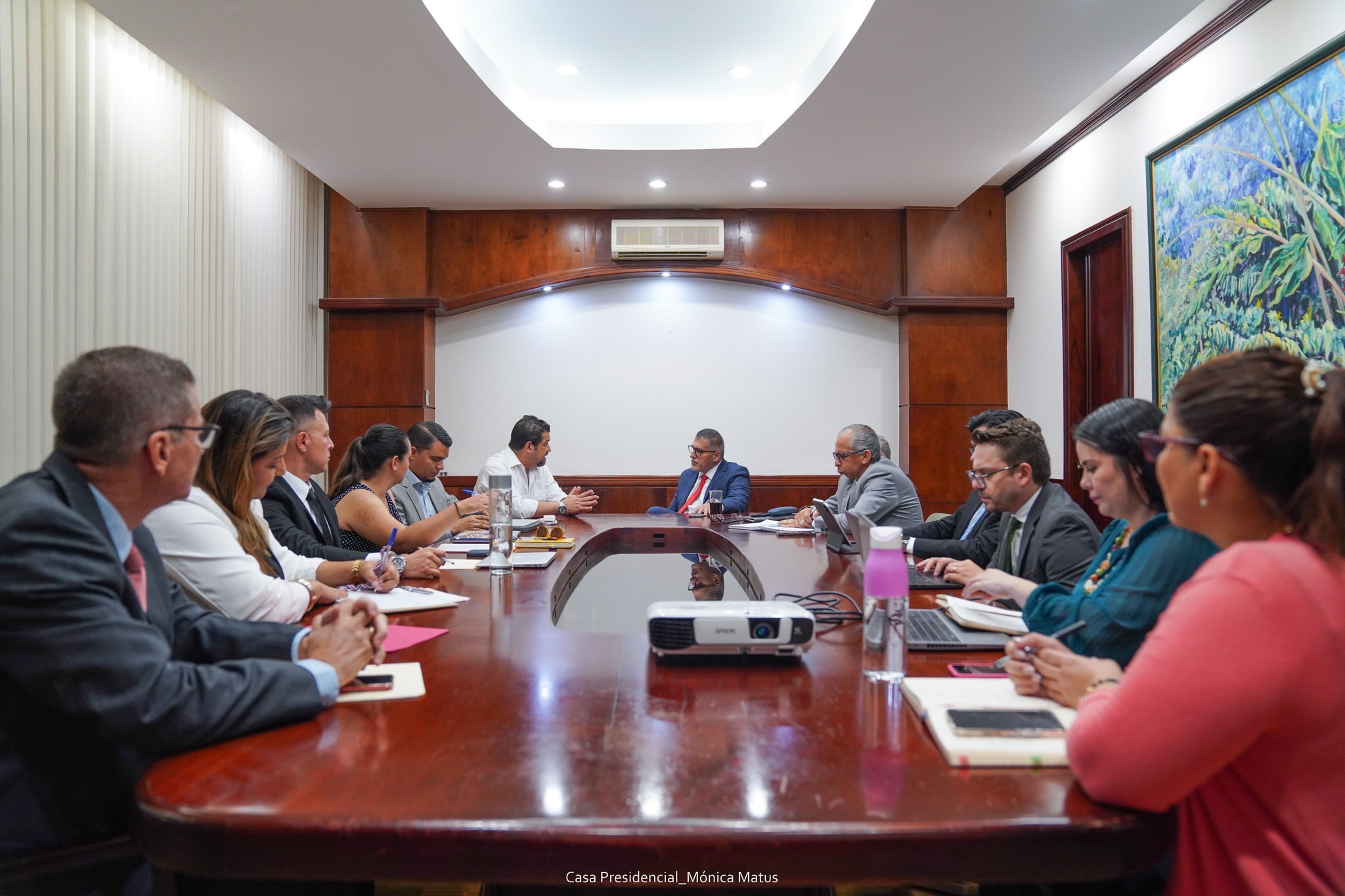 El pasado jueves 9 de mayo el ministro de Obras Públicas y Transportes (Mopt), Mauricio Batalla, recibió a los controladores aéreos para meterle mano a posibles soluciones