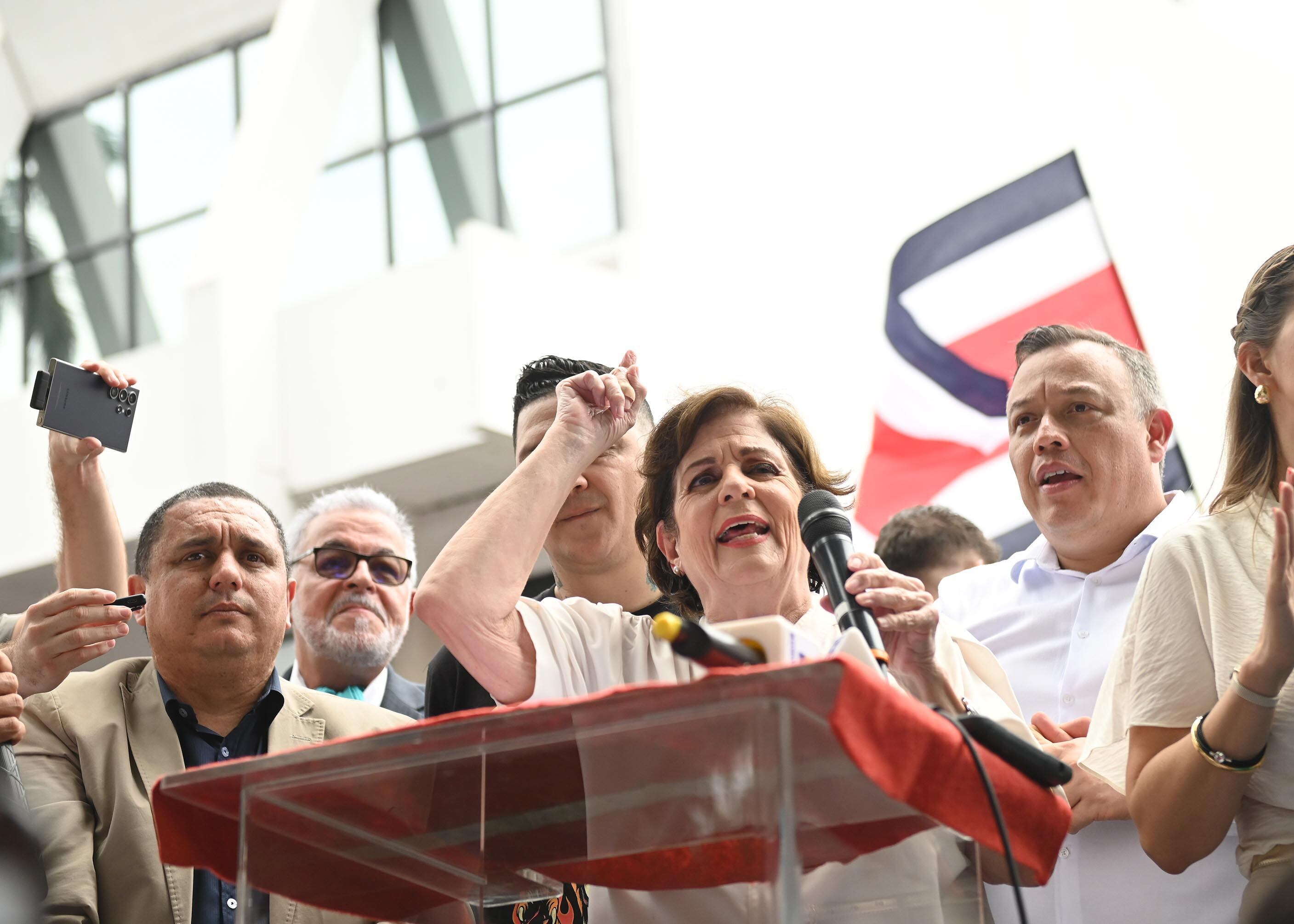 12 de julio del 2025. Parque Morazán. San José. 09:00 hrs. Anuncio oficial del partido político con el que participará el movimiento de Rodrigo Cháves en las próximas elecciones nacionales en febrero del 2026. En la foto: Pilar Cisneros anuncia que el partido Pueblo Soberano representará a Rodrigo Cháves en las próximas elecciones. Foto: Albert Marín.