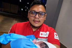 Cruzrojista atendió su parto número 50 dentro de una ambulancia en carretera