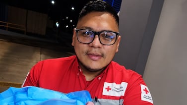 Cruzrojista atendió su parto número 50 dentro de una ambulancia en carretera