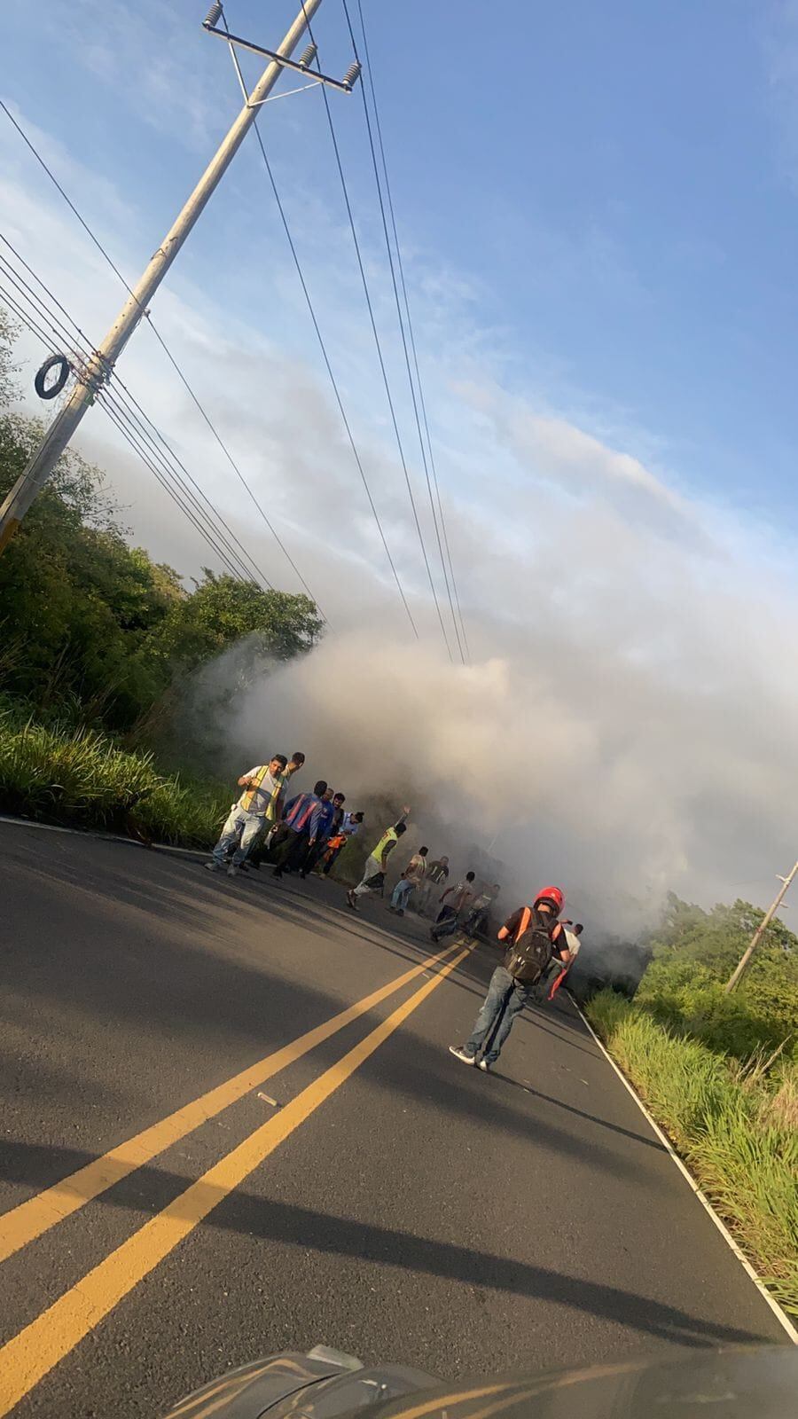 Un bus que al aparecer llevaba 45 trabajadores de una constructora se volcó sobre la carretera y esta situación generó que los ocupantes sufrieran fuertes golpes y uno de ellos quedara en condición grave.