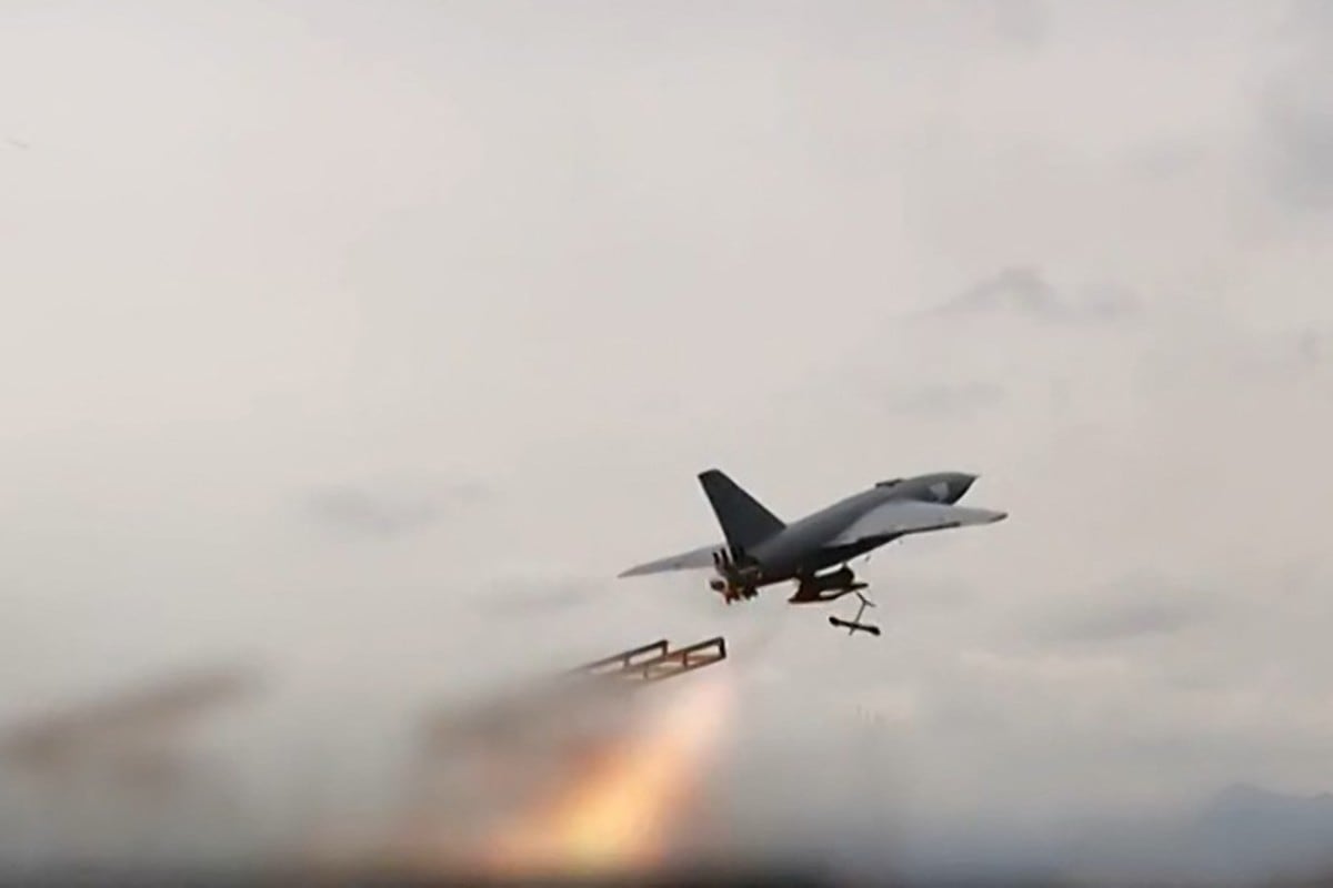 Esta captura de video difundido por la emisora estatal iraní (IRIB) el 6 de abril de 2026 muestra, según afirma, drones lanzados contra objetivos estadounidenses en la base de Al-Kharj, en Arabia Saudita, y en la base de Al-Adiri, en Kuwait.