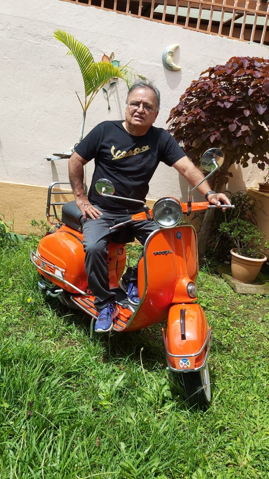 Una Vespa Rally 200 centímetros cúbicos de 1978 es la pasión y el amor eterno de don Óscar Miranda Bogarín quien tiene 69 años.