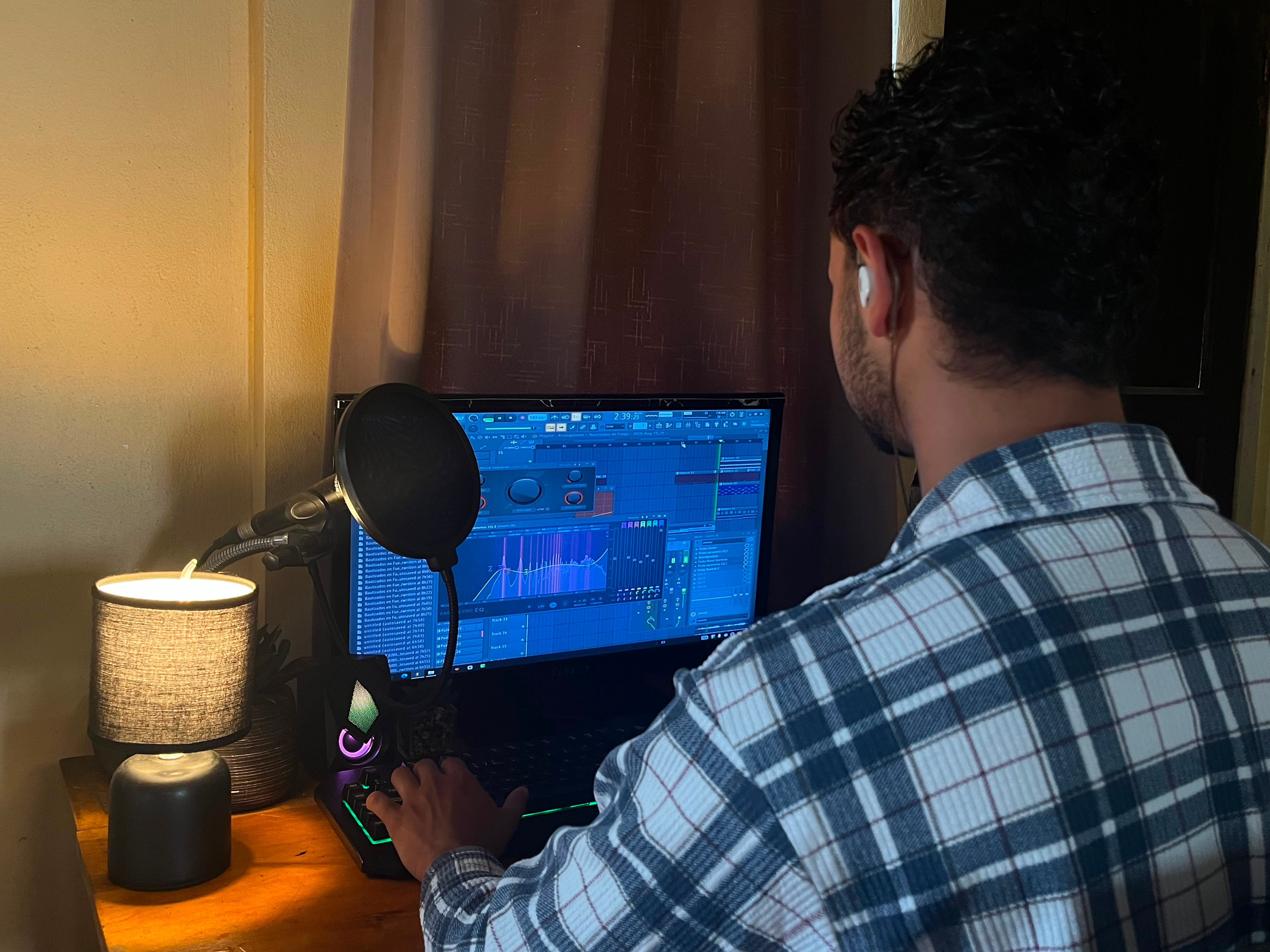 Andrés González, vecino de Cervantes de Cartago, lleva nueve años haciendo música pese a las limitaciones económicas.