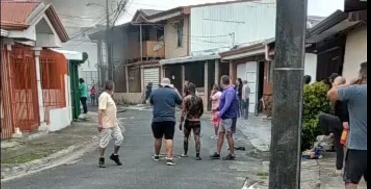 Incendio deja tres personas heridas y un fallecido en Cartago. Foto cortesía.
