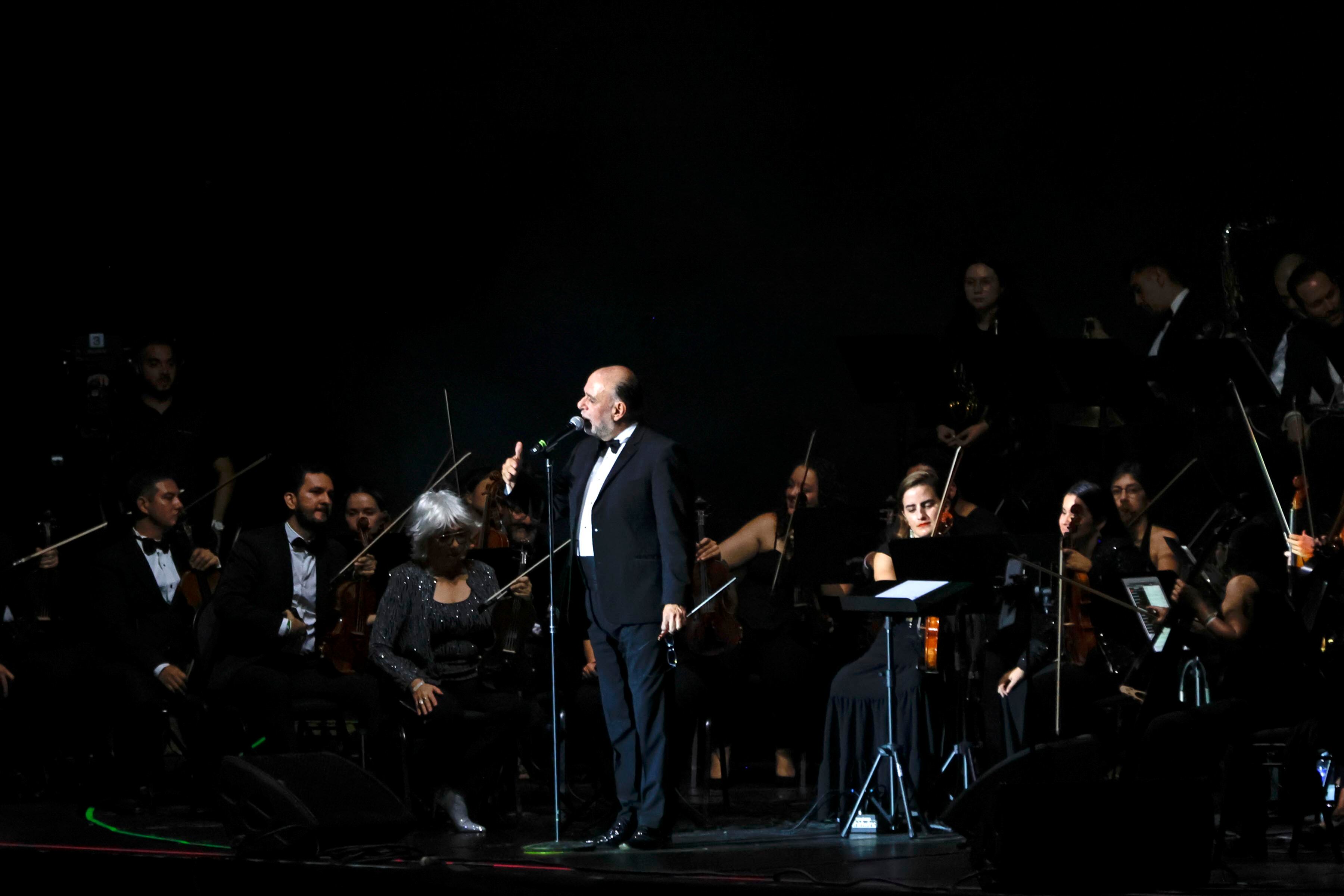 27/04/2024. Parque Viva. La Guácima de Alajuela. Hora: 08:00 p.m. El dúo australiano Air Supply ofreció un concierto este sábado en el anfiteatro Coca Cola de Parque Viva, ubicado en La Guácima de Alajuela, donde el telonero fue la Orquesta Filarmónica de Costa Rica.  Fotos: Mayela López