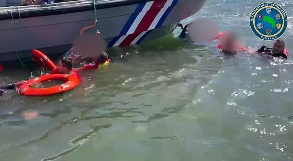 A las nueve de la mañana de este Viernes Santo se alertó sobre un accidente acuático en playa Caldera en el cual se rescataron ocho personas.