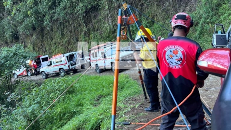Rescatan a hombre que cayó con carro profundo guindo y segundos después ocurrió una verdadera tragedia