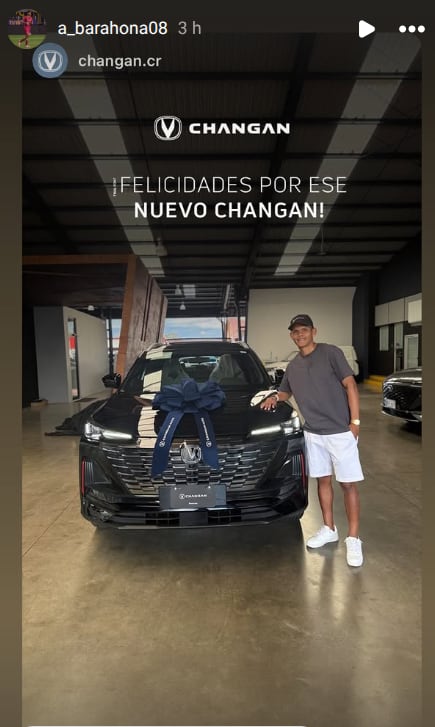 Alberth Barahona, jugador del Saprissa estrena vehículo.