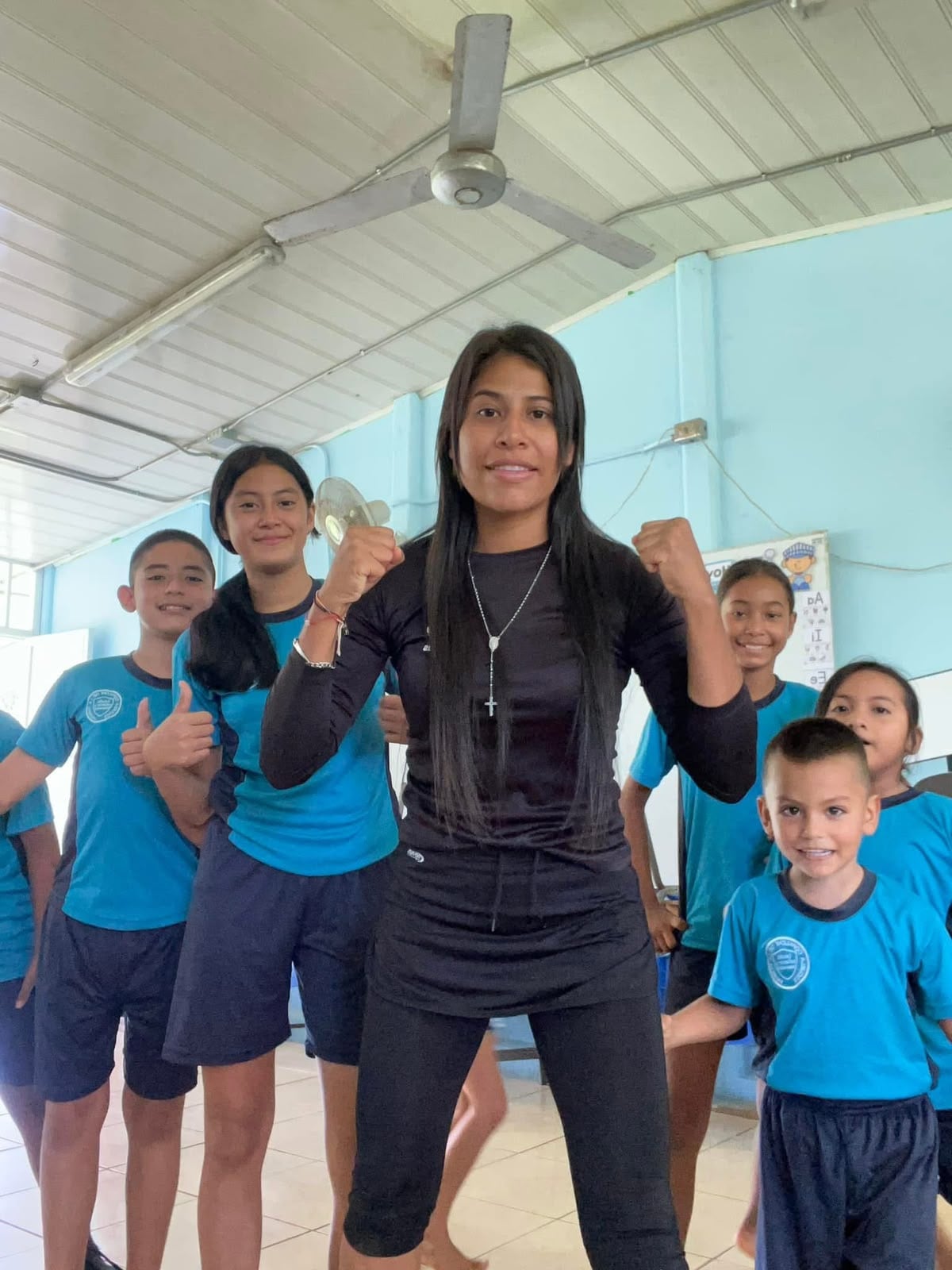 Clara Idalia García camina, cruza el río en panga y sigue en moto para llegar a la escuela de Copalchí, en Sarapiquí, donde enseña a 11 niños de primero a sexto grado