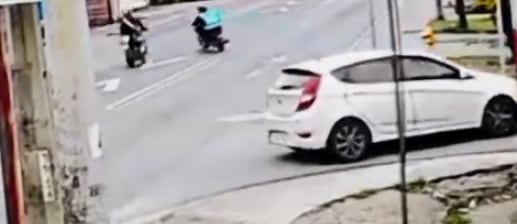 Una cámara de seguridad registró el triple choque de motos en el que perdió la vida Víctor Daniel Carvajal Miranda, de 34 años, en Cartago. Foto: Captura de video
