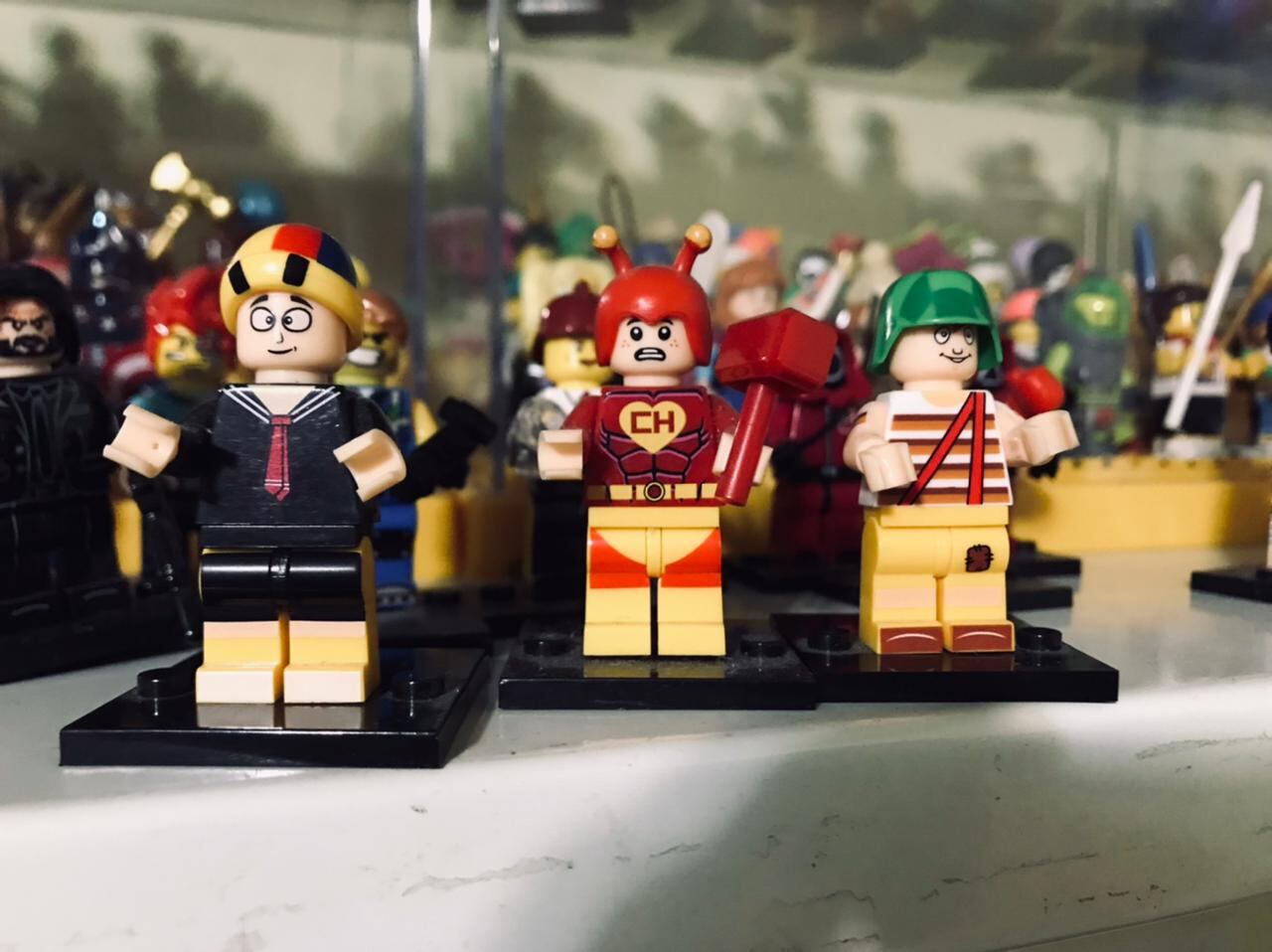 Fabián Cortés Sánchez tiene 7 años y celebra este Día del Niño haciendo lo que más le gusta, muñequitos de plastilina para aumentar su colección. El papá se llama Cristian Cortés Badilla y le enseñó a coleccionar