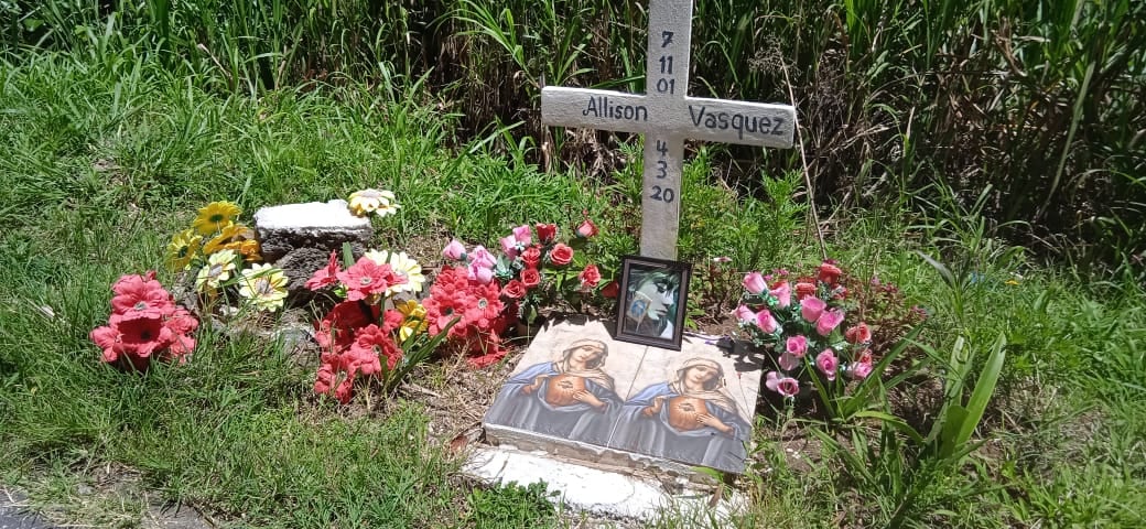 Roban imagen de la Virgen de Los Ángeles que fue colocada en altar para Allison Bonilla. Foto suministrada por Keyna Calderón.