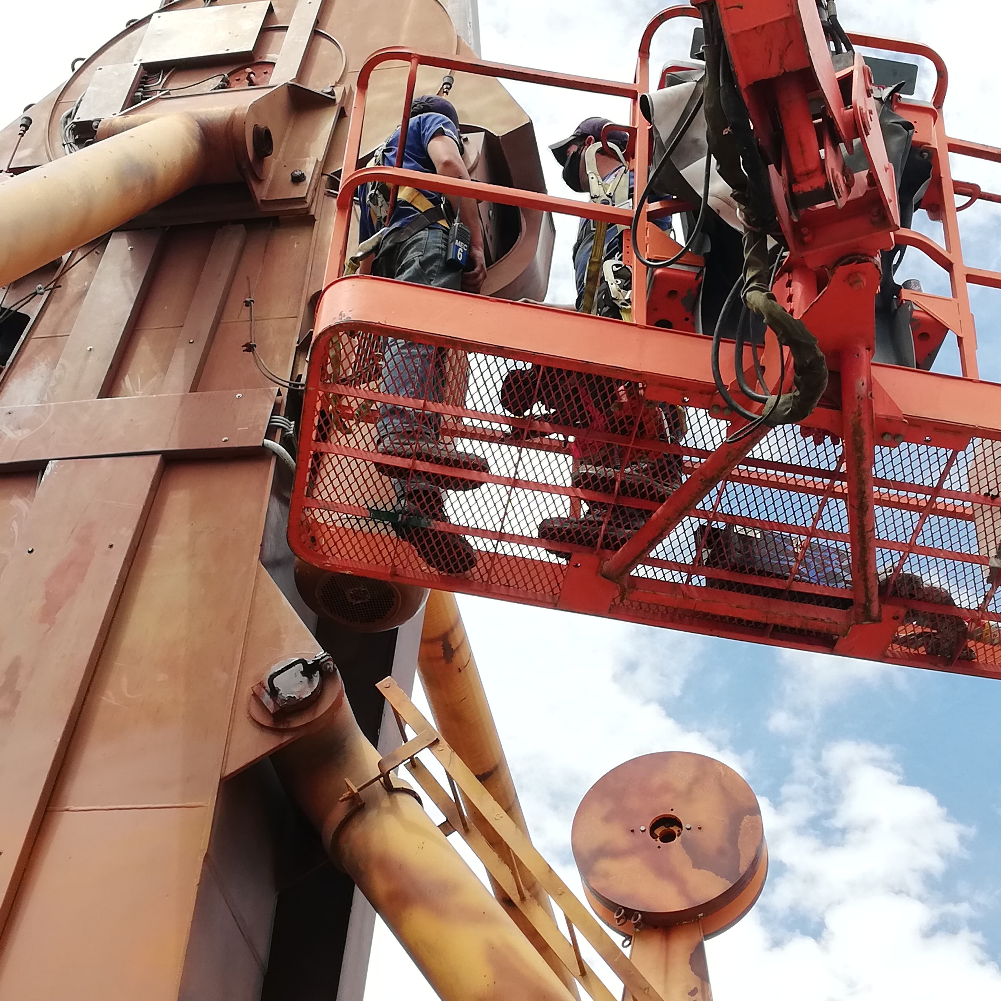 El 1 de diciembre, y después de 20 meses cerrado por la pandemia, el Parque Nacional de Diversiones reabre sus puertas al público, bajo estrictos protocolos higiénicos; el 17 de noviembre los visitamos para ver los avances en la puesta a punto de las 30 atracciones. Pablo Alpízar y Érick Hernández, revisan toda la mecánica de El Tornado.