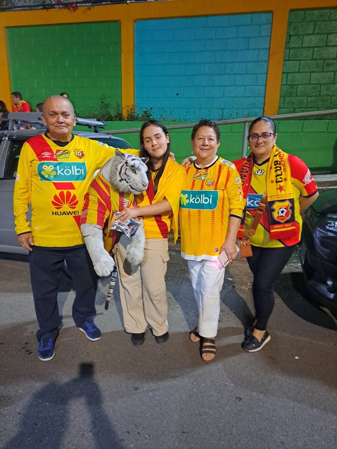 Festejo de los aficionados del Herediano tras ganar el título número 30