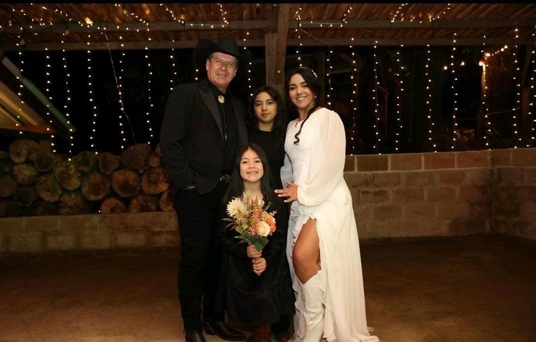 Carlos Álvarez y Evelyn Durán se casaron este domingo 30 de noviembre luego de 10 años de relación. Cortesía exclusiva para La Teja