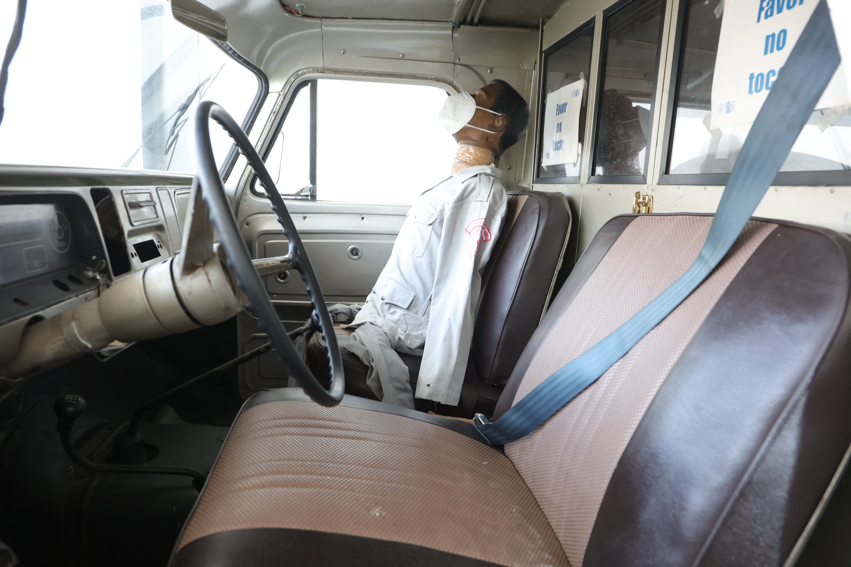 Fotos de chuzo de la semana, ambulancia de la cruz roja antigua y quien la cuida el señor José García / foto John Durán