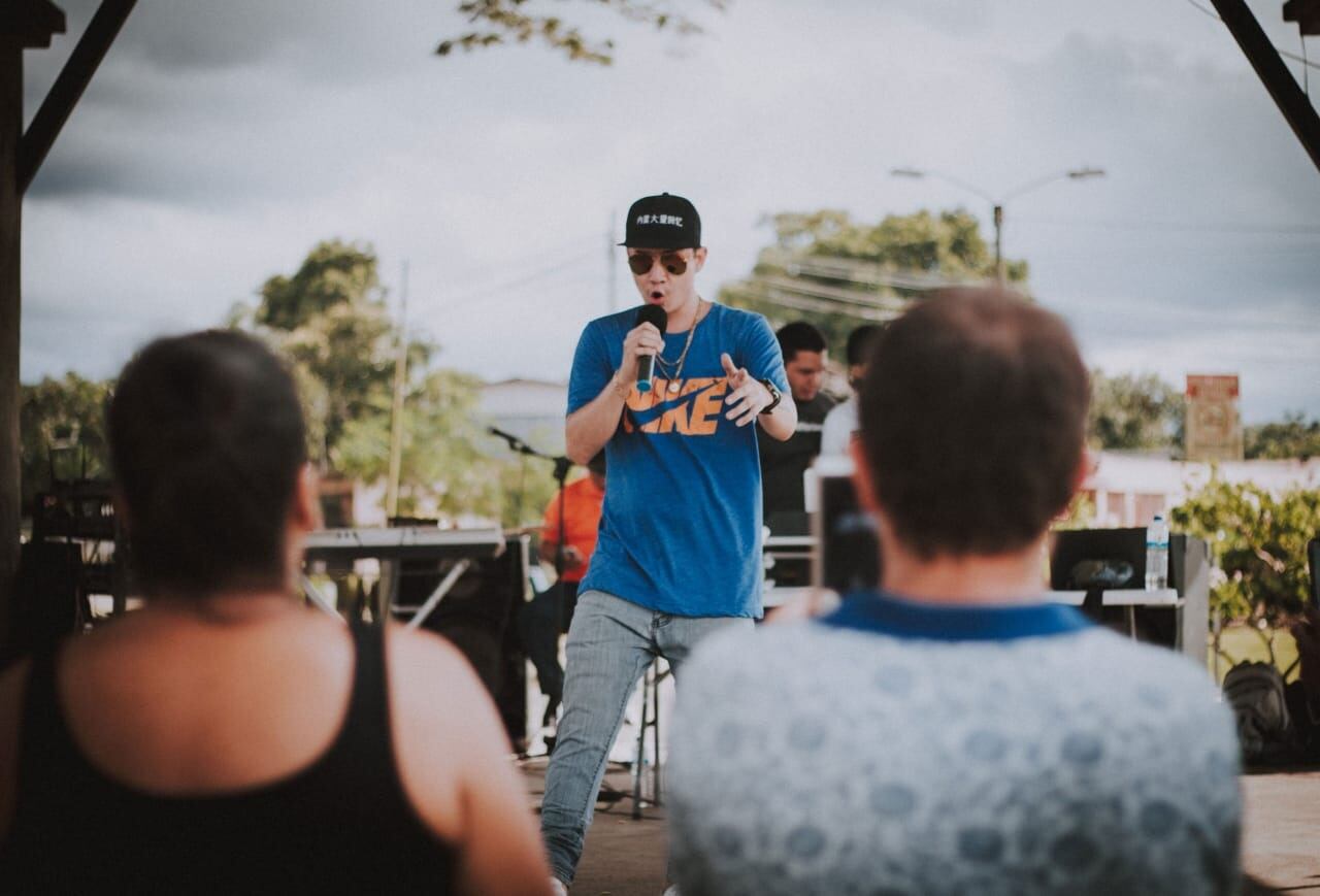 Kenneth Delgado Fernández recibió 11 balazos y vivió para contarla. En la foto se ve cantando con sus papás escuchándolo.