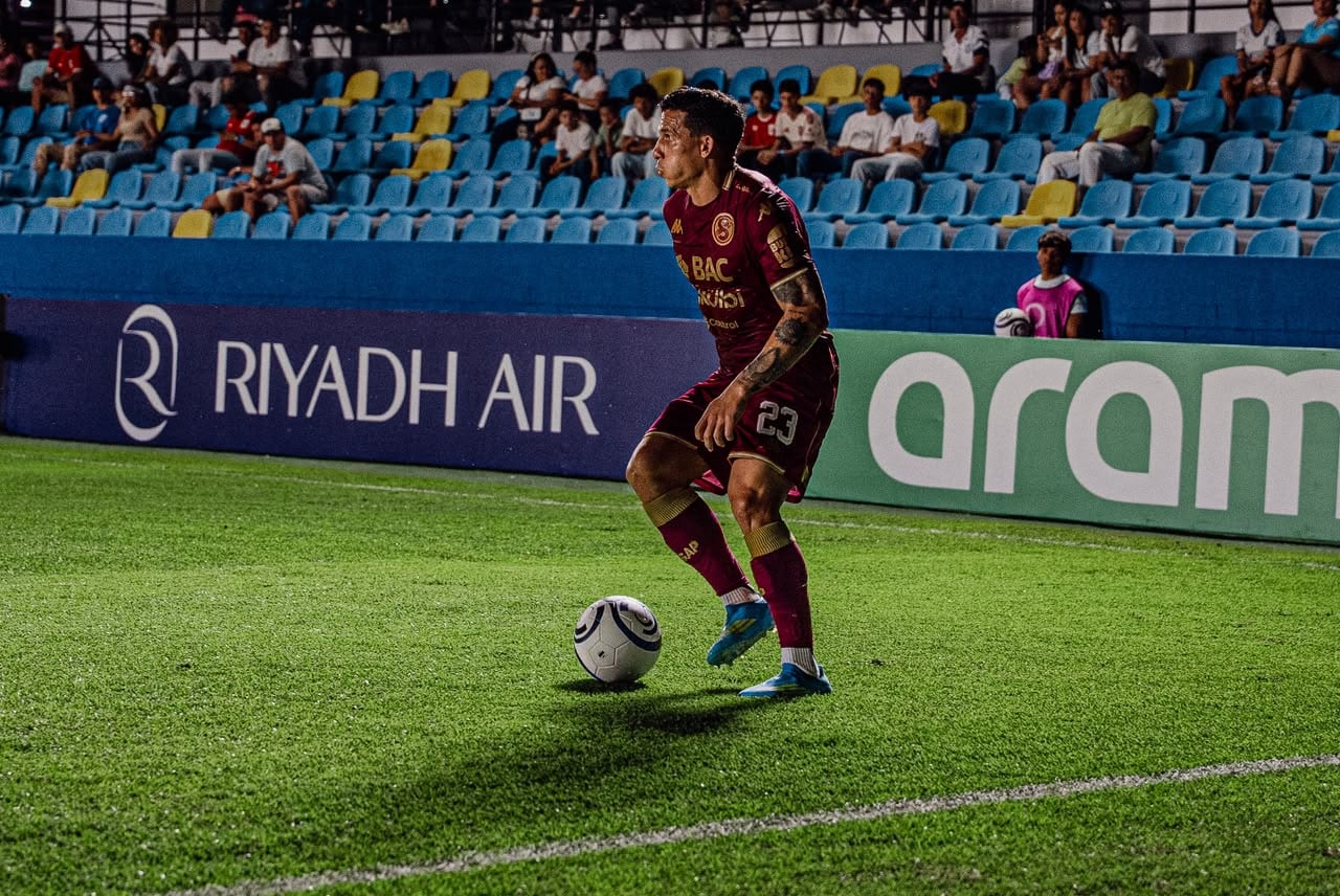 Luis Paradela complicó a Saprissa con su expulsión en Panamá.