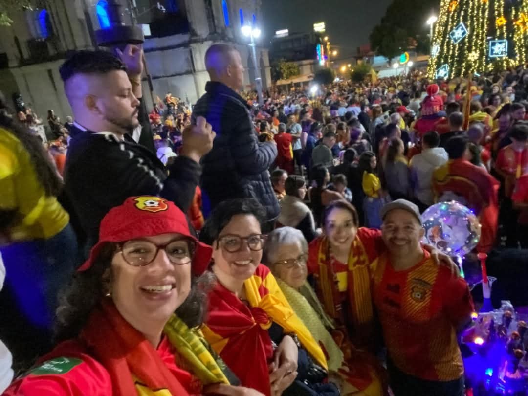Festejo de los aficionados del Herediano tras ganar el título número 30