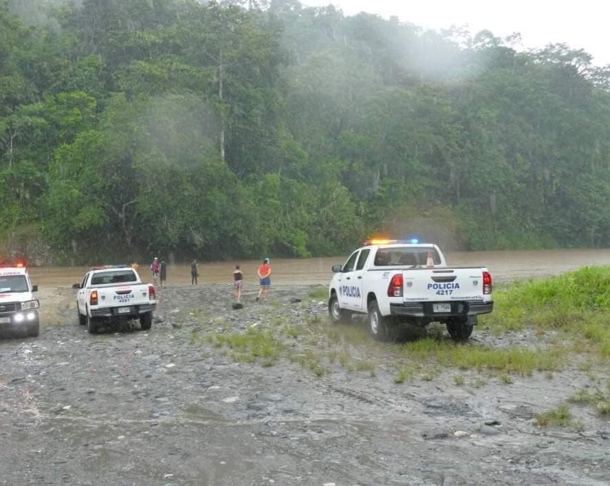 Joven de 16 años es arrastrado por corriente del río Barbilla en Limón. Foto Cruz Roja.