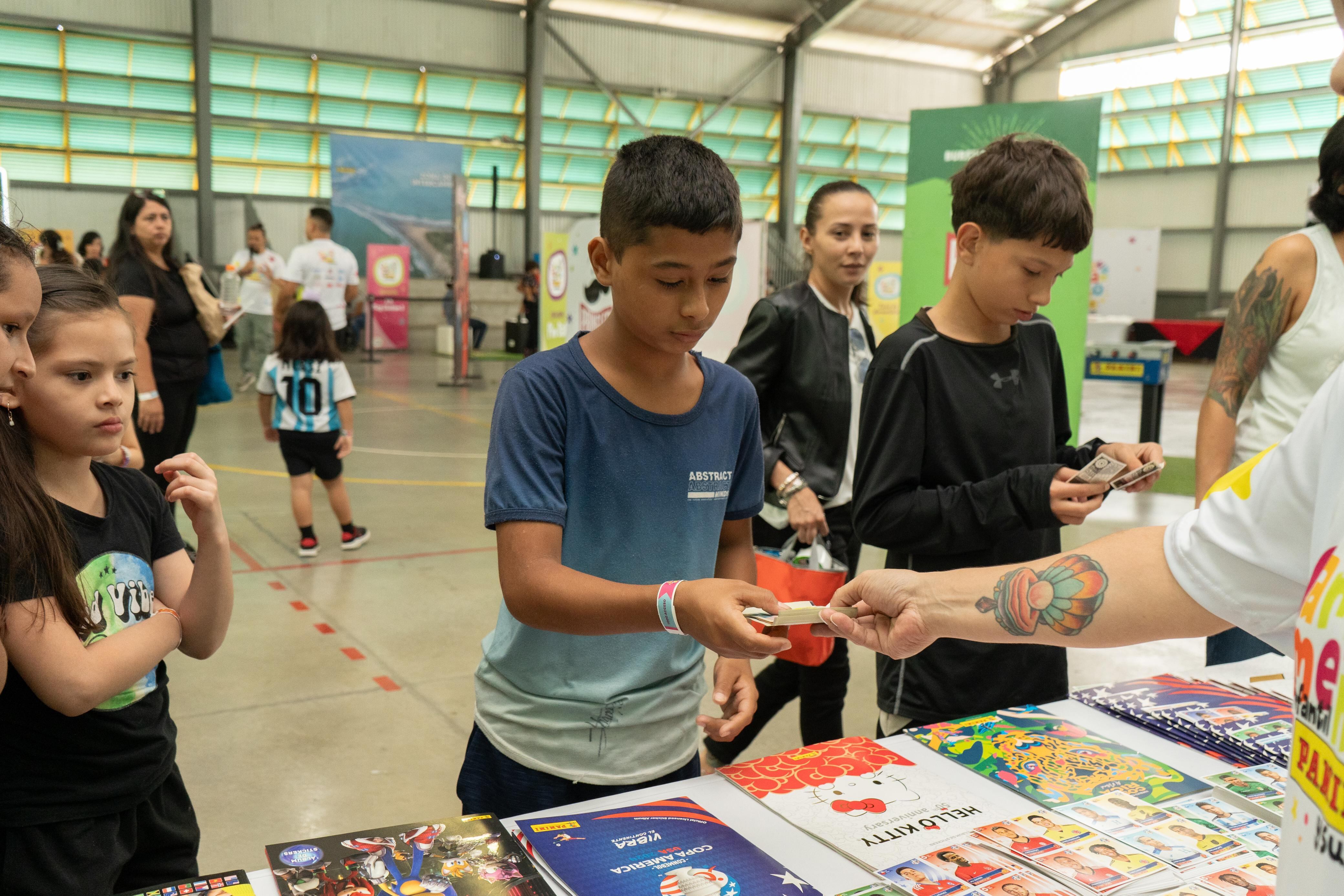 Durante el campamento "Panini y sus amigos", van a poder intercambiar postales de los últimos álbumes Panini. Foto cortesía de Grupo Dipo.