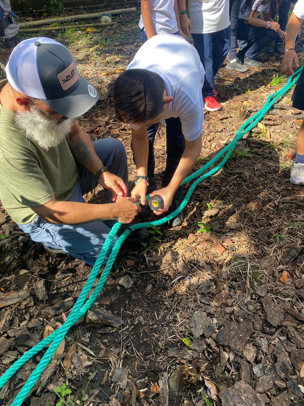 En la Escuela Santa Teresa de Cóbano, Puntarenas, el timbre de entrada apaga los gritos alegres de los niños, marca el inicio de clases, también anuncia la llegada de los gritos roncos de los monos congos que viven entre los árboles que rodean el centro educativo.