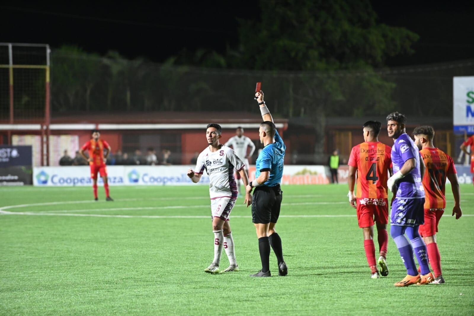 Jefferson Brenes se fue expulsado en el partido entre el Herediano y el Saprissa. Foto: Albert Marín