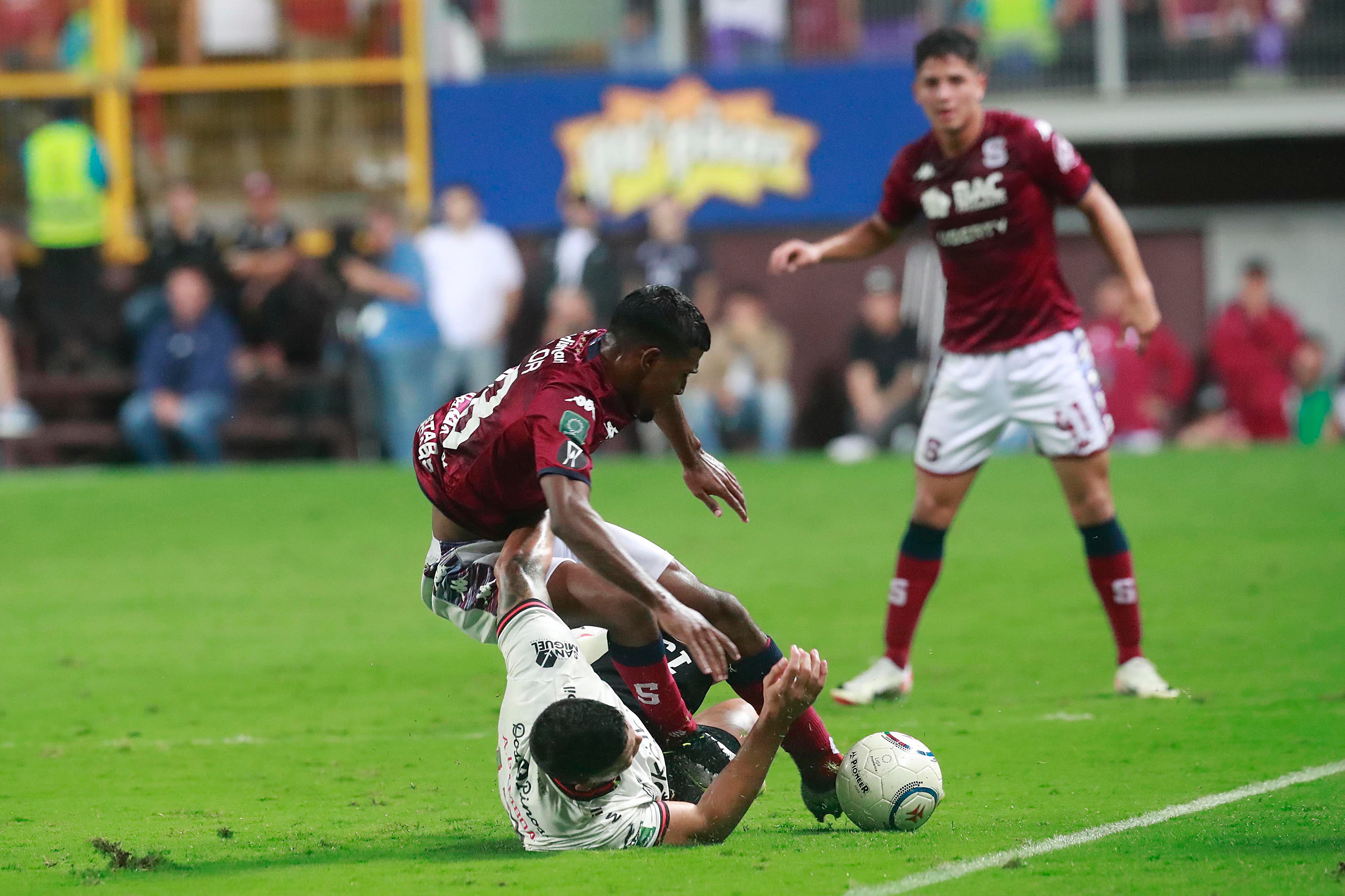 04/11/2023 Estadio Ricardo Saprissa, Tibás. El Deportivo Saprissa recibió a la Liga Deportiva Alajuelense, en una nueva versión del Clásico Nacional en partido de la jornada 18, Torneo de Apertura, Liga Promérica 2023.