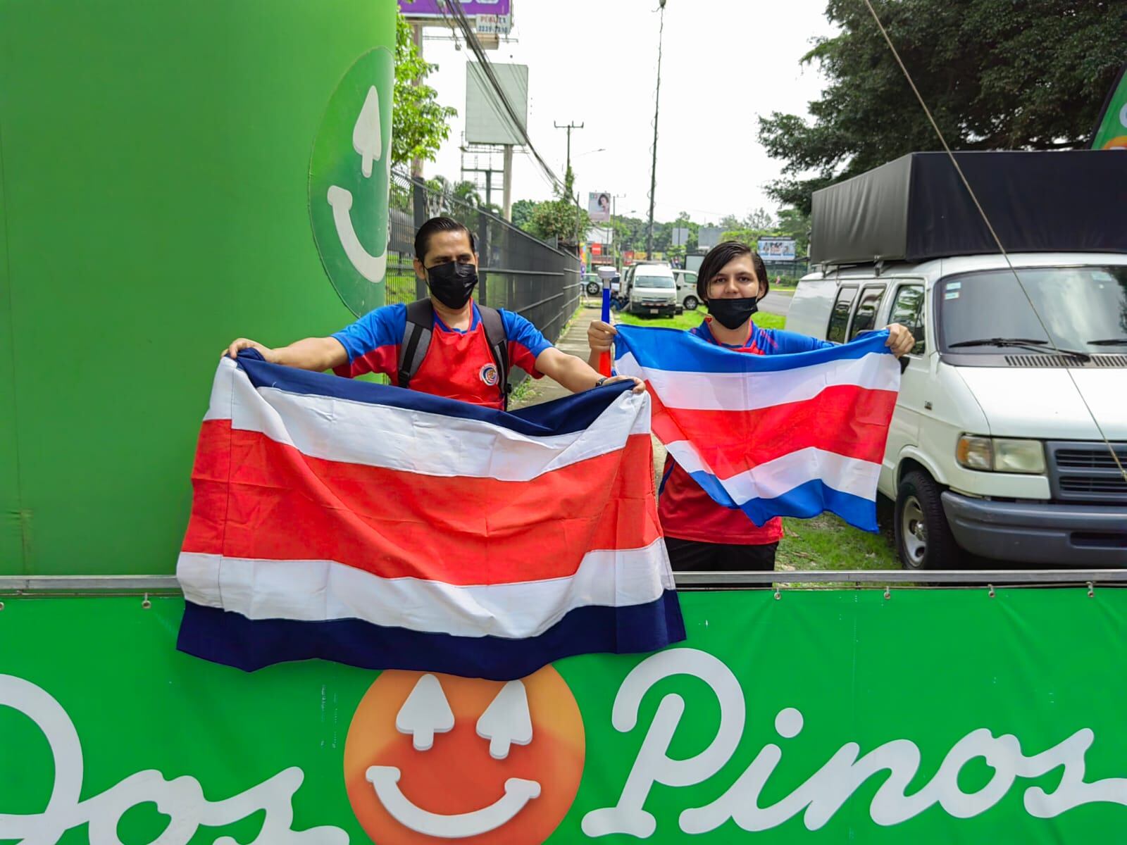 El 6 de junio del 2022, a las 11:15 a.m. la selección nacional mayor masculina de fútbol viajó a Catar para disputar repechaje mundialista con Nueva Zelanda por un boleto a la copa mundo Catar 2022, la afición fue a despedir a La Sele al Proyecto Gol. En la foto, Adrián Mora y su hijo José Andrés, vecinos de Río Segundo de Alajuela.