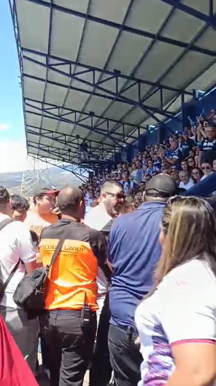 Un aficionado fue expulsado del estadio fello Meza por buscar pleito.