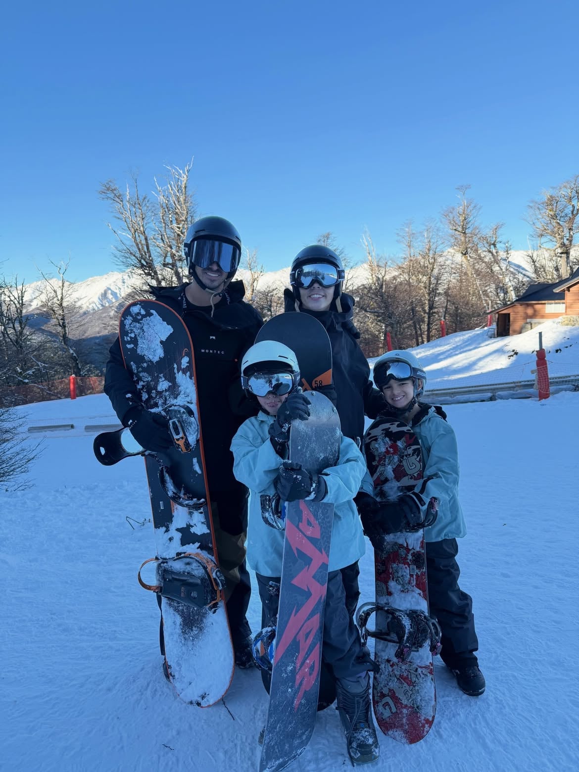 Carolina Jaikel, esposa de Bryan Ruiz, junto a su familia.