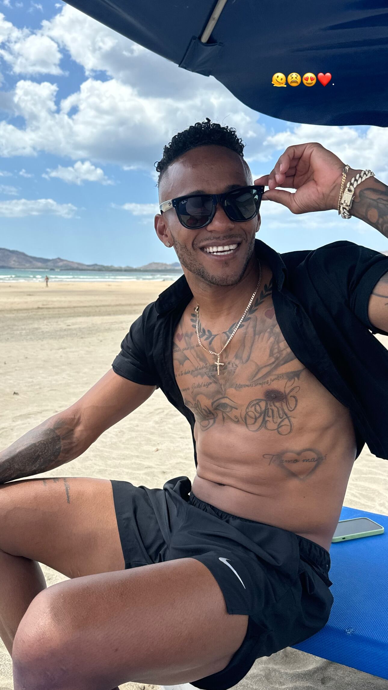 Jeikel Venegas y Melania Villalta se vieron muy enamorados en un romántico paseo a la playa.