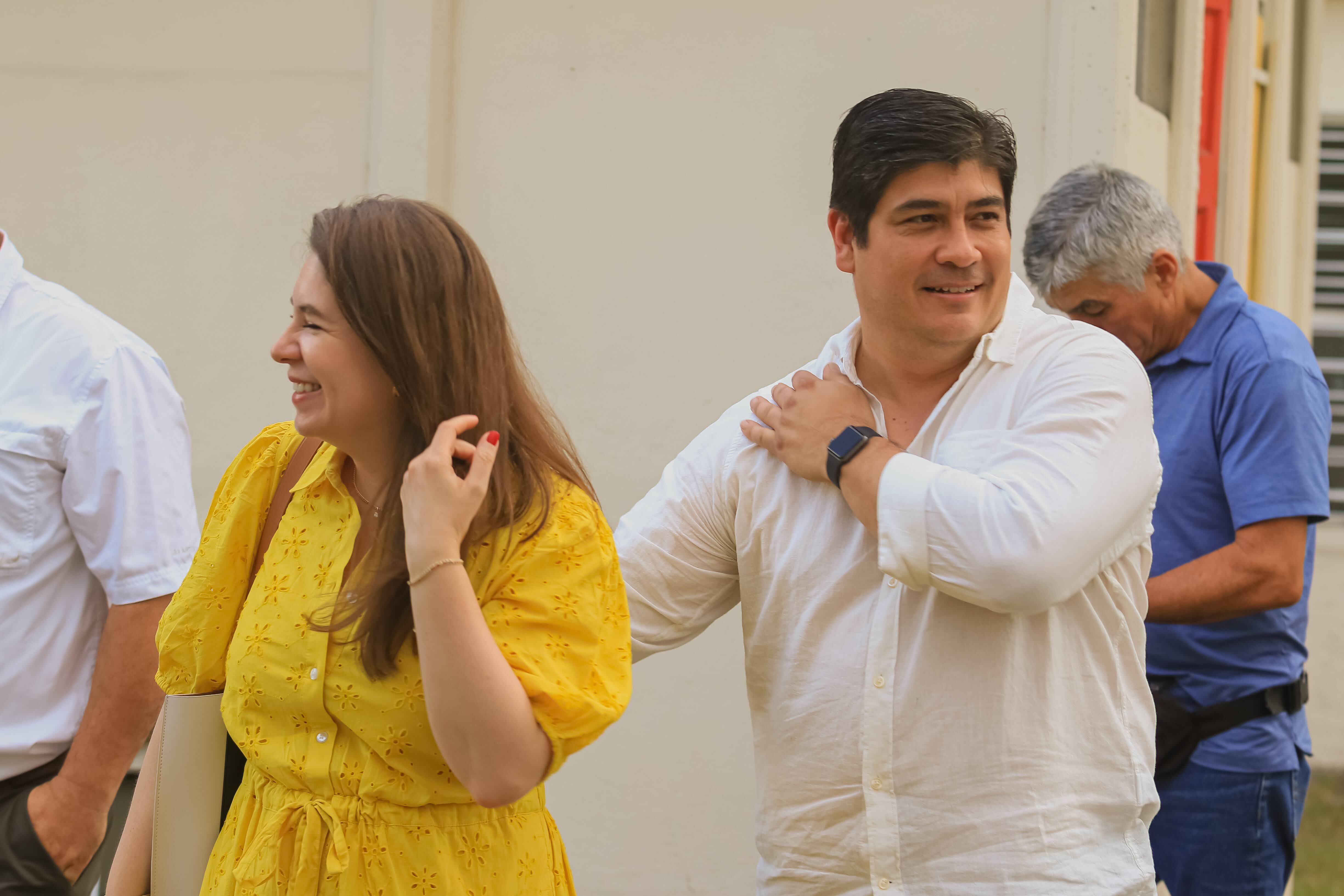 El expresiente Carlos Alvarado participó en un conversatorio con la exprimera dama Claudia Dobles.