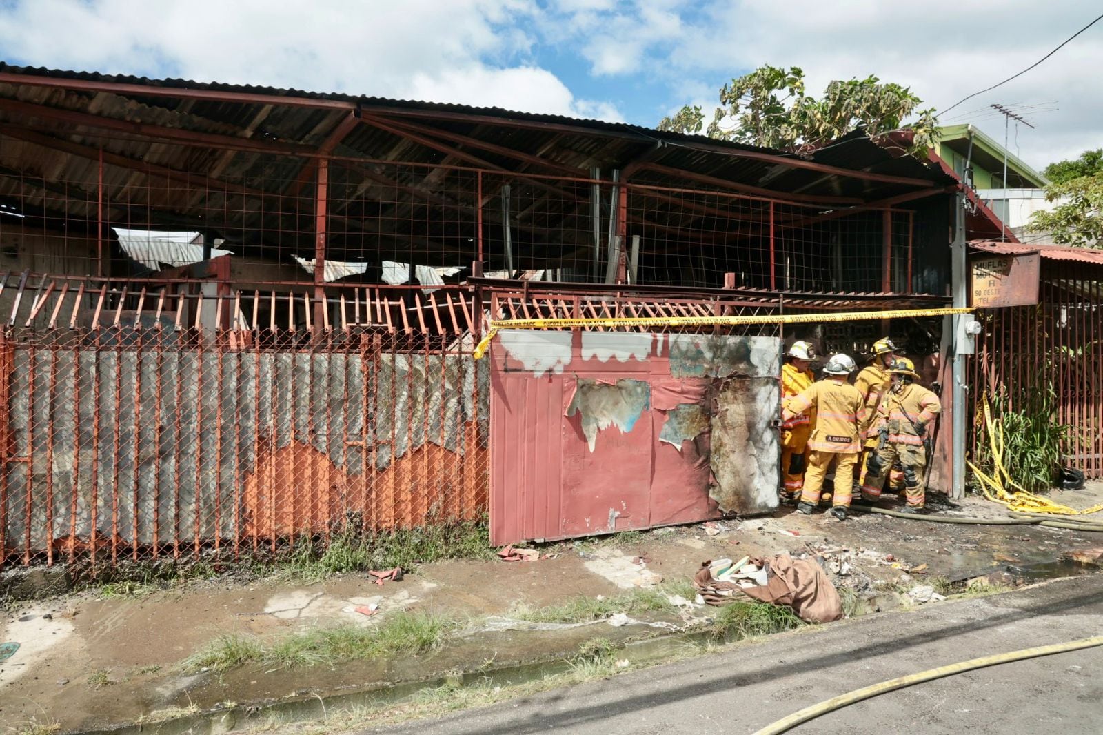 Tres niñas y un adulto fallecieron en un incendio que arrasó con una casa y una ebanistería en Quesada Durán, Zapote este miércoles 17 de diciembre.