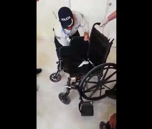 Decomiso de celulares escondidos dentro de silla de ruedas en La Reforma. Foto cortesía.