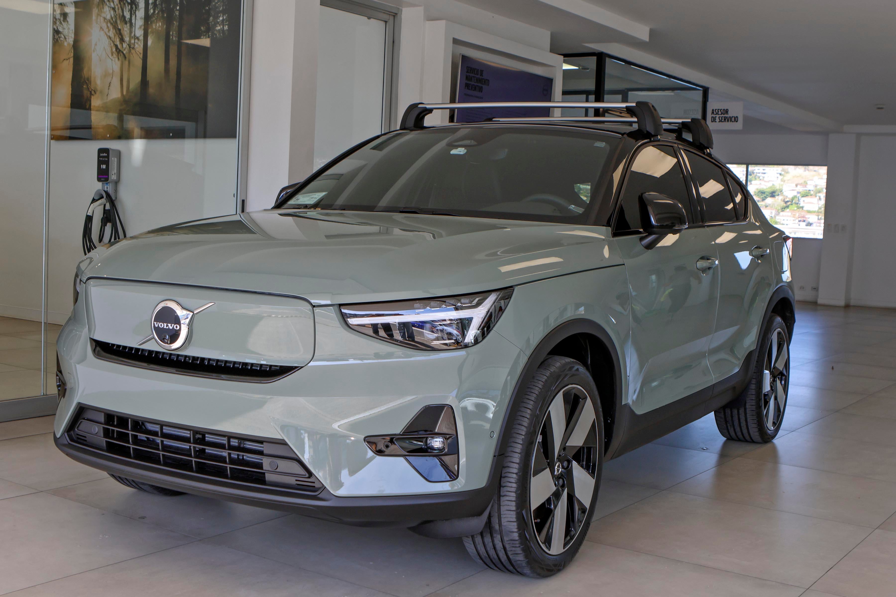 Celso Borges y su nuevo auto eléctrico de la marca Volvo