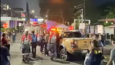 Video revela fuertes imágenes luego de que carro atropellara a personas en parada de bus