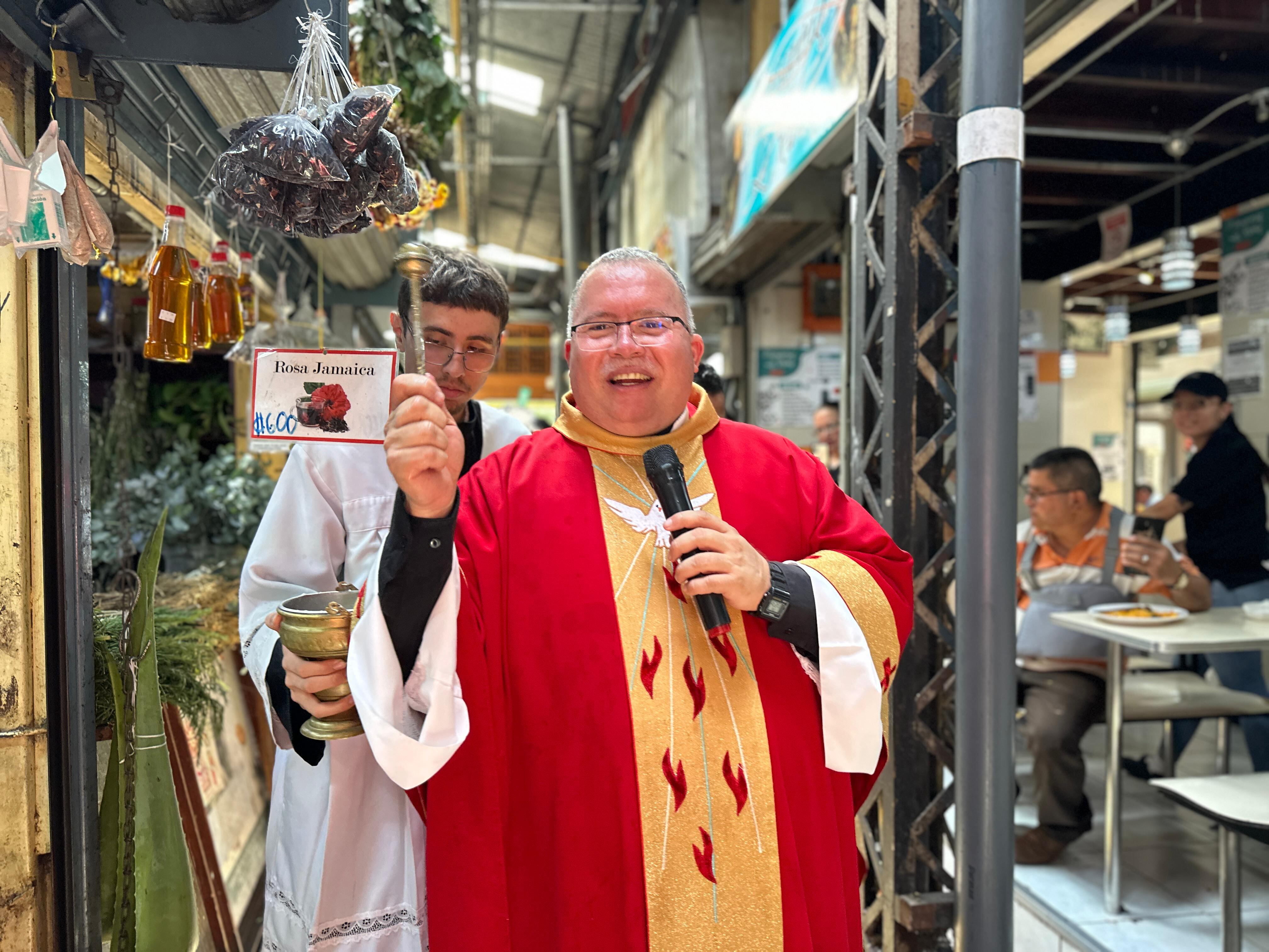 Este viernes 7 de mayo y con motivo de las celebraciones al Sagrado Corazón de Jesús, el padre Sergio Valverde de Obras del Espíritu Santo, celebró misa y bendijo todos los rincones del Marcado Central de San José
