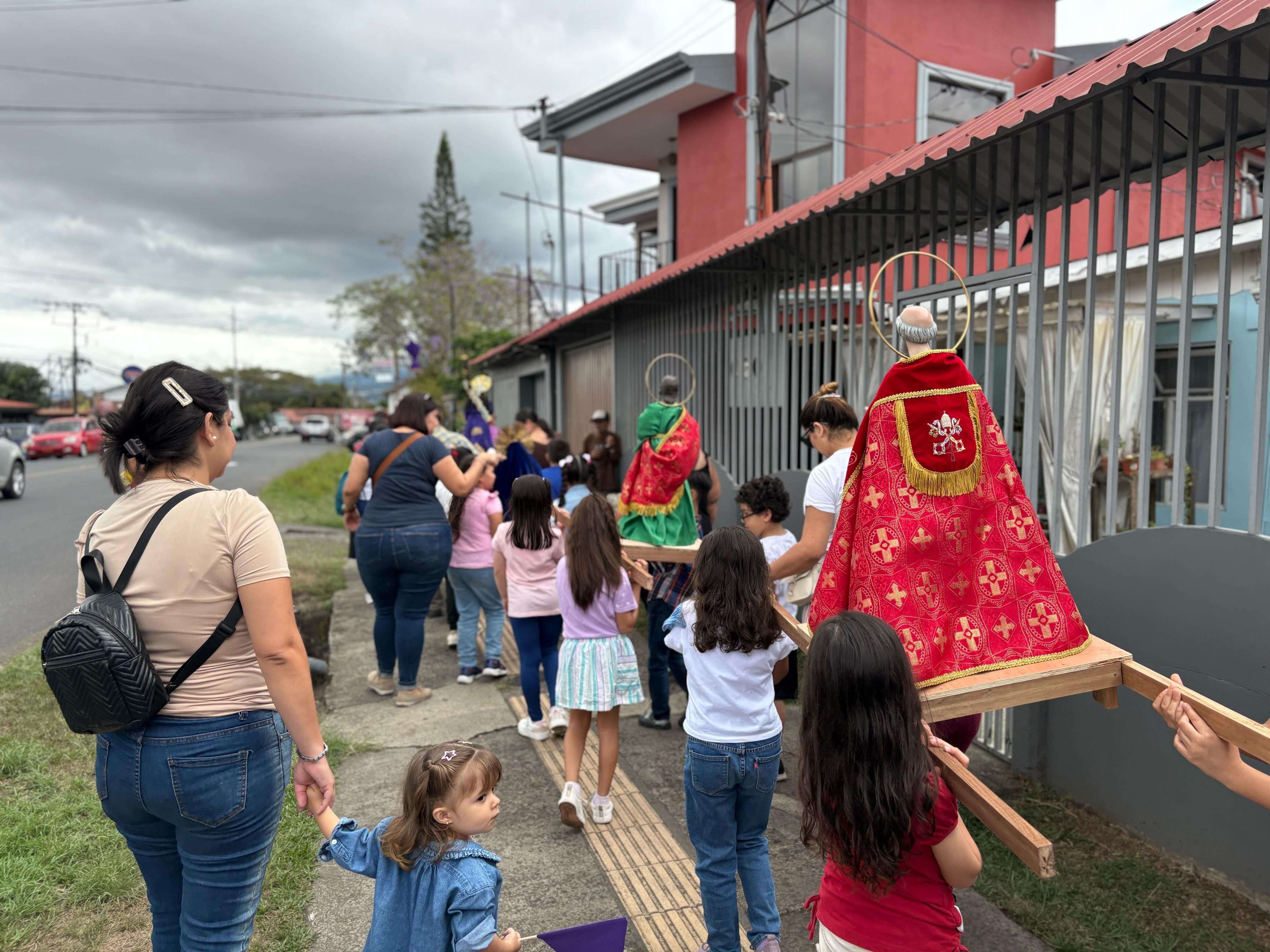 Un “Jesucristico en el sepulcritico”, una “virgencita de los dolorcitos”, un “Nazarenito”, entre otras imágenes pequeñitas, fueron cargadas por niños de la parroquia San Rafael Arcángel de San Rafael Arriba de Desamparados