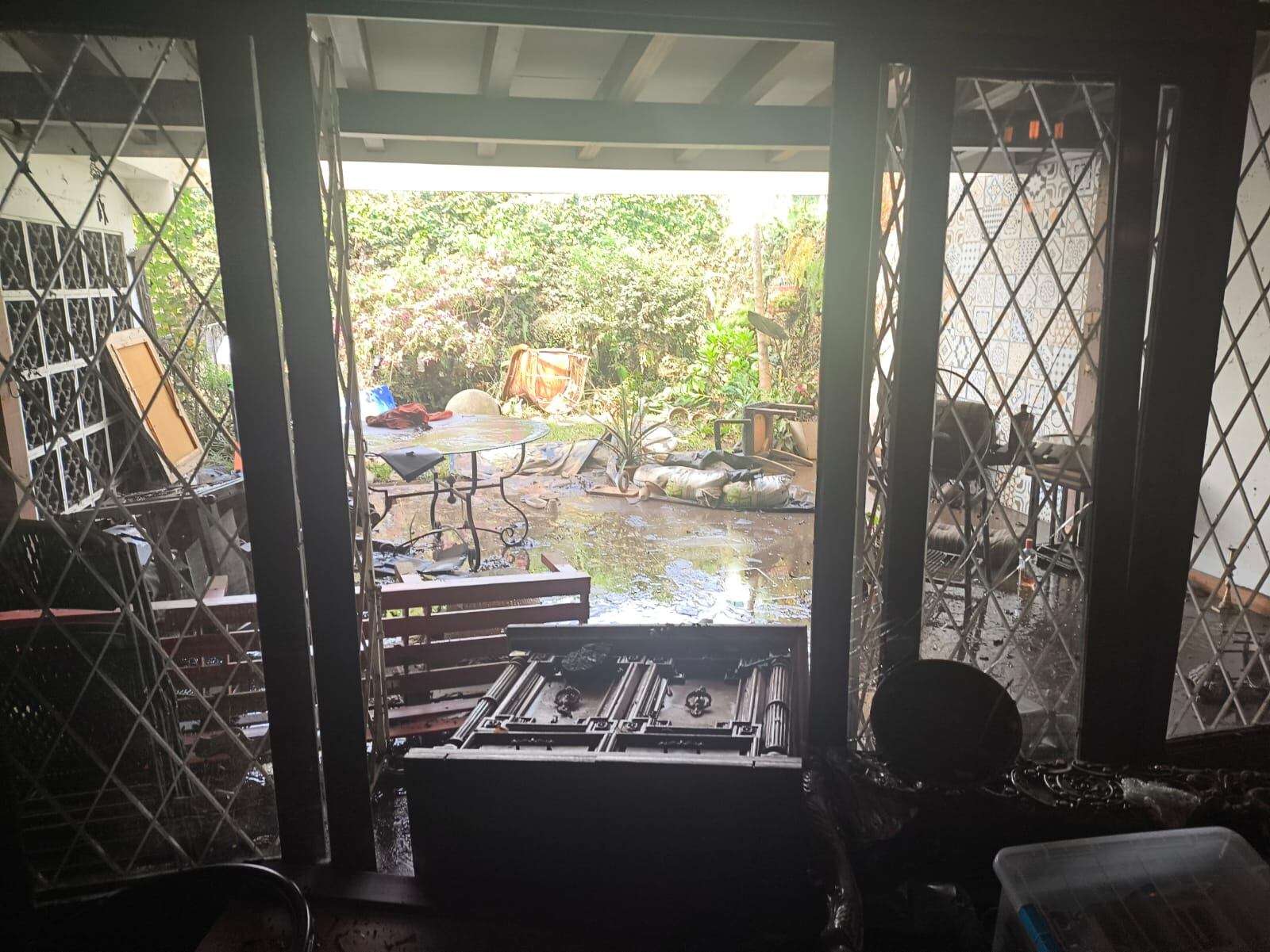 Alexandra Segovia, afectada inundación en barrio Dent. Foto Adrián Galeano