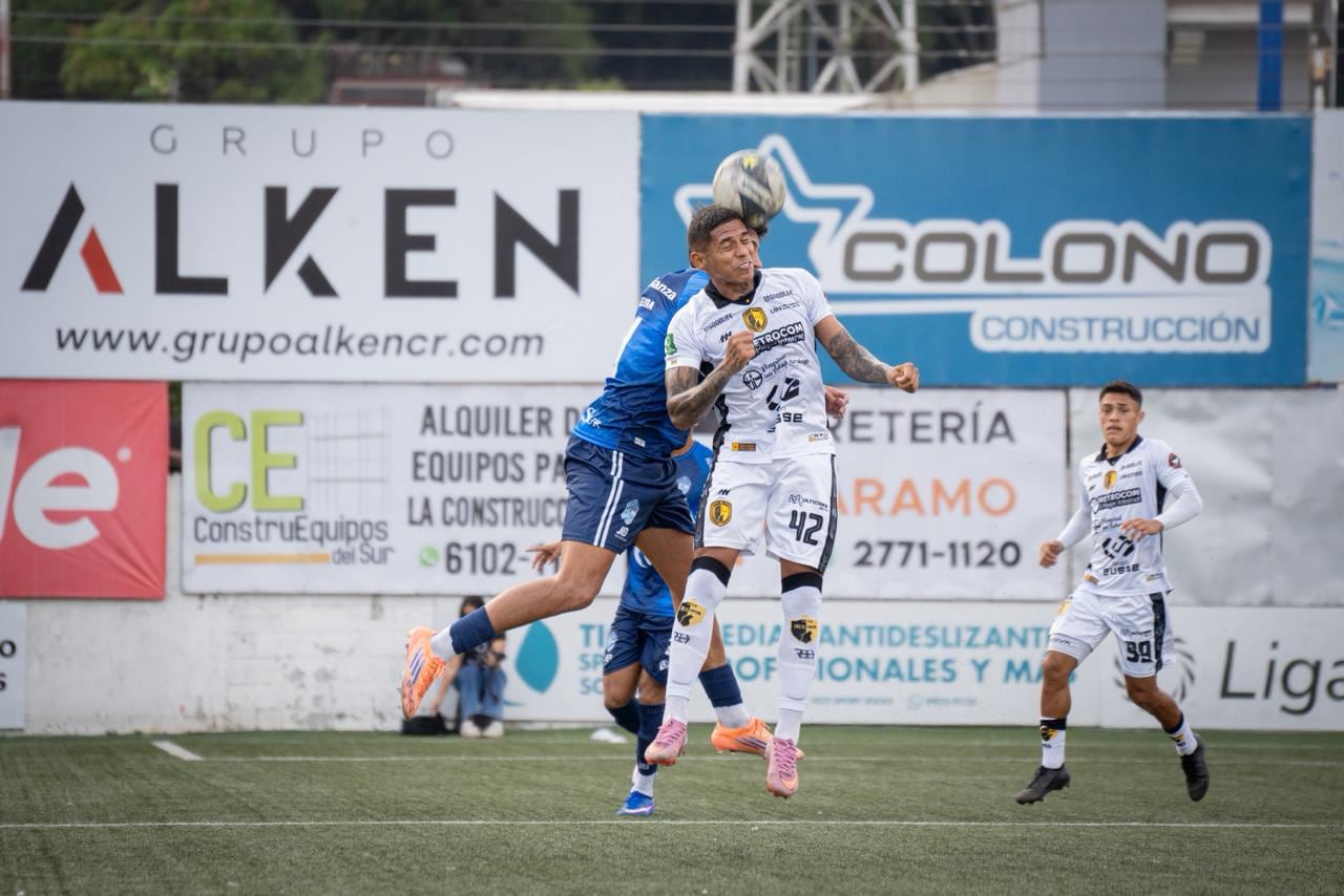 John Paul Ruiz saltó por un balón aéreo, el lateral de Liberia buscó imponerse por zona izquierda.