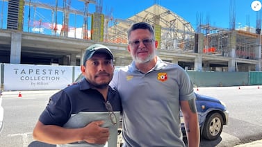 Trabajador accidentado en estadio del Herediano salió del hospital y lo que hizo Jafet Soto lo deja a uno sin palabras