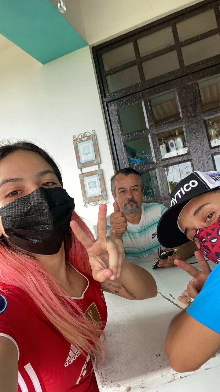 La futbolista costarricense, Michelle Montero Venegas, quien jugaba en el equipo Hapoel Beer Sheva de Israel, hasta el pasado 30 de mayo, ya está en Costa Rica, pero no puede sacar de su mente los bombardeos en tierras israelitas. En la foto con su papá, don Miguel Montero y el novio, Luis Urbina.