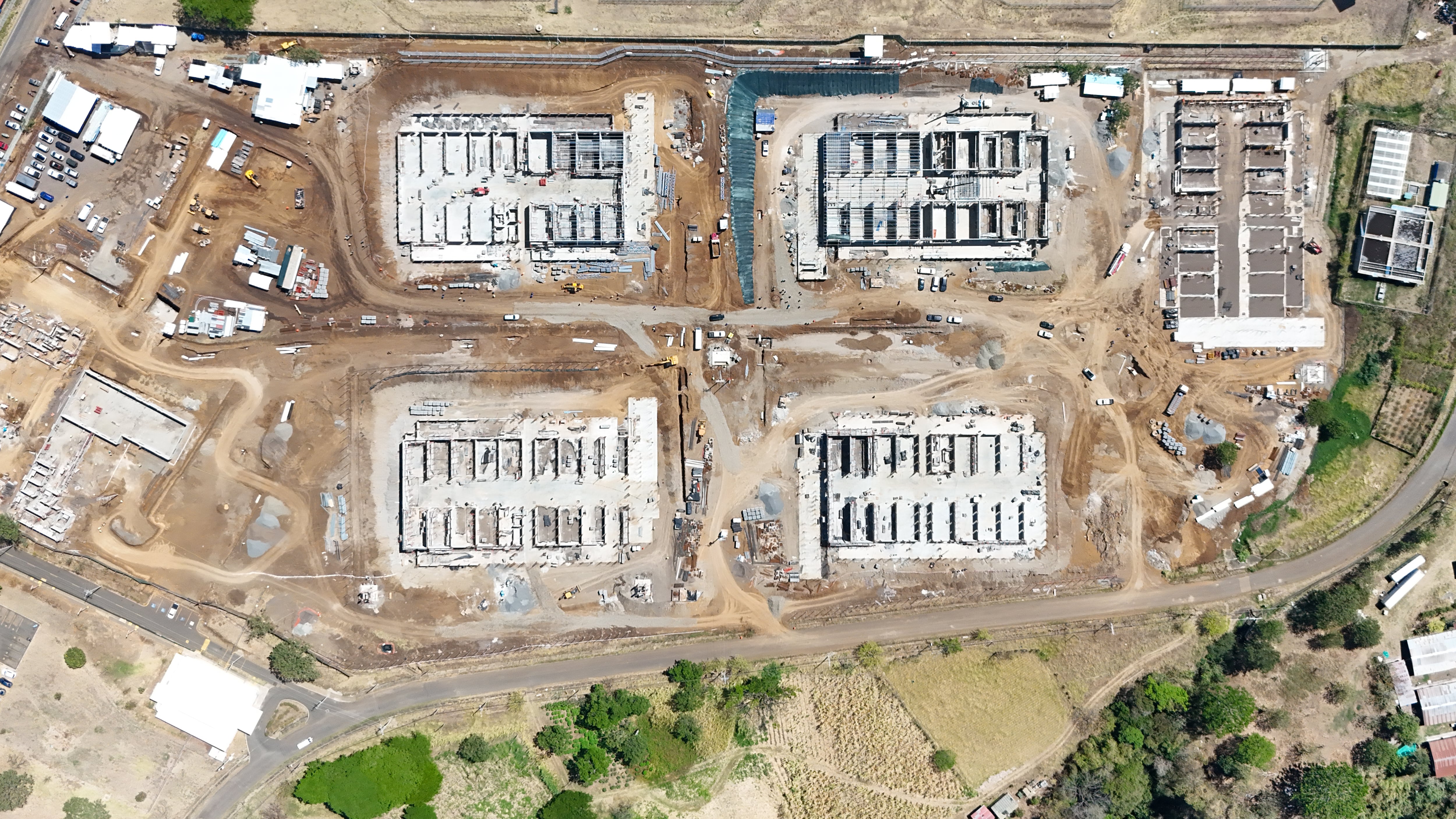 El presidente de la República, Rodrigo Chaves, la presidenta electa, Laura Fernández y los ministros de Justicia y Seguridad, Gerald Campos y Mario Zamora inspeccionaron el avance de obras en el CACCO.