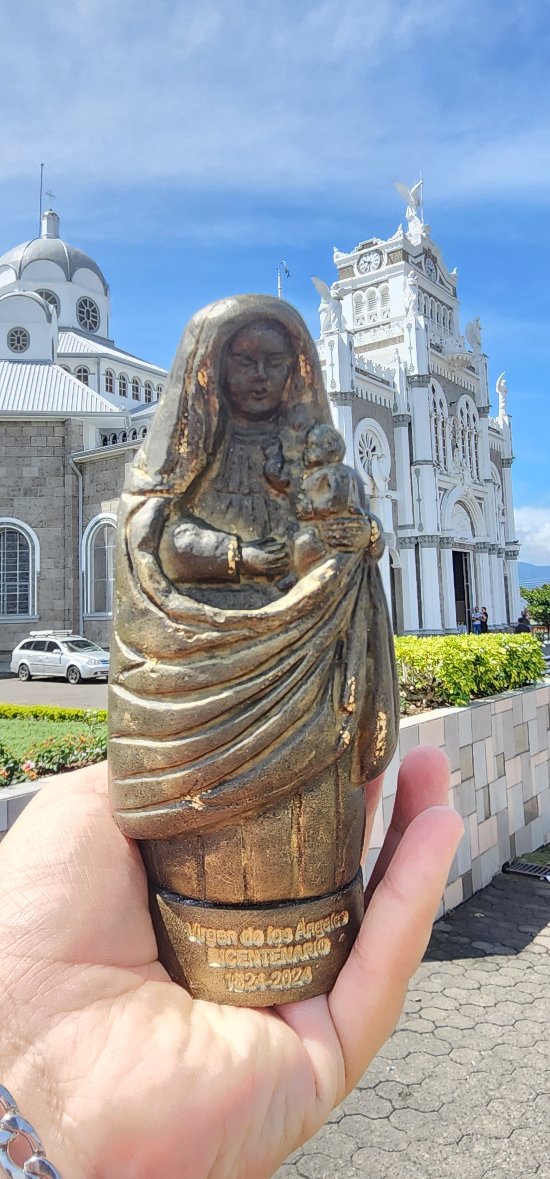 El arquitecto y escultor Luis Alonso Ramírez, vecino de Grecia, está trabajando ya en un precioso homenaje a la Negrita por los 200 años de ser patrona tica que se cumplen el 24 de febrero del 2024, creando 200 virgencitas de los Ángeles