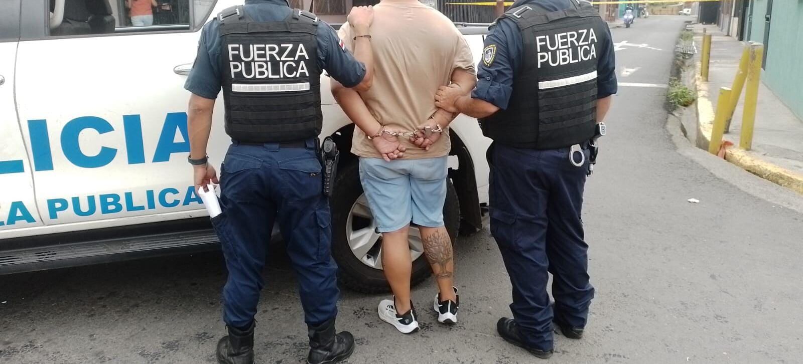 Dos sujetos de apellidos Jiménez y Miranda, ambos con expediente policial, son sospechosos de cometer un robo y en su huida chocar dos patrullas de la Fuerza Pública. Foto: MSP