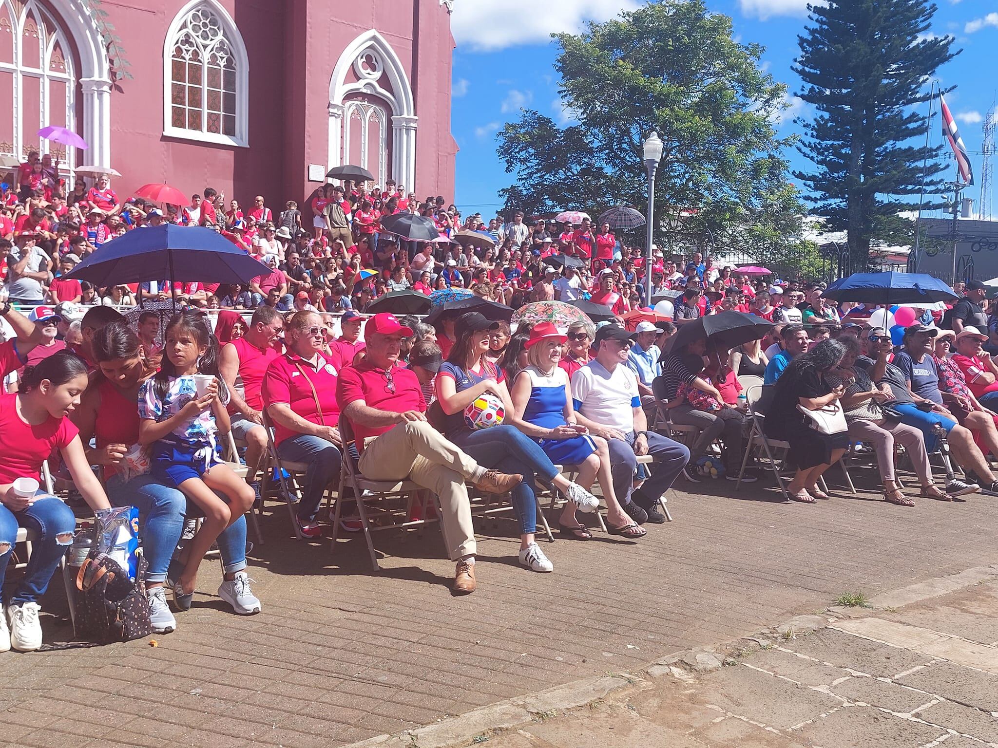 En el parque central de Grecia pusieron pantallota y mucha gente llegó a ver el partido ante Alemania.